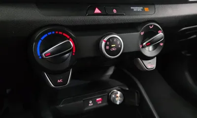 Kia Stonic 2018, 94286 км, за 5655.59 USD - фото 11
