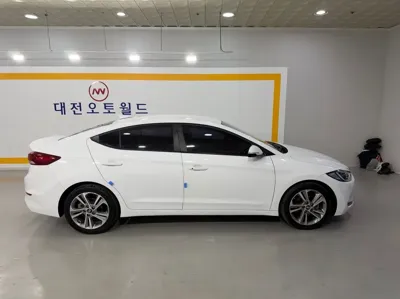 Hyundai Avante 2018, 116523 км, за 6342.91 USD - фото 8
