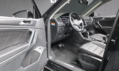 Volkswagen Tiguan 2023, 52534 км, за 40046.87 USD - фото 10
