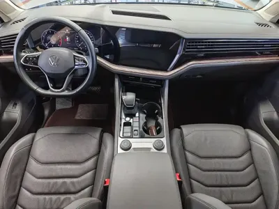 Volkswagen Touareg 2022, 72000 км, за 39663.9 USD