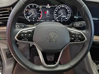 Volkswagen Touareg 2022, 72000 км, за 39663.9 USD - фото 15