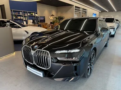 BMW i7 · 2023 год