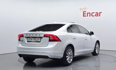 Volvo S60 2015, 132501 км, за 4102.67 USD