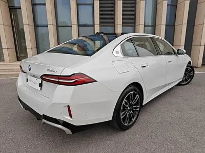 BMW 5 Series 2025, 9000 км, за 45467.04 USD