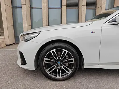 BMW 5 Series 2025, 9000 км, за 45528.84 USD - фото 6