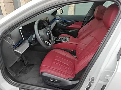 BMW 5 Series 2025, 9000 км, за 45528.84 USD - фото 9