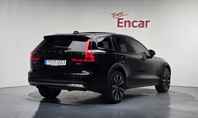 Volvo V60 2023, 42757 км, за 28277.96 USD - фото 2