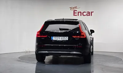 Volvo V60 2023, 42757 км, за 28277.96 USD - фото 4