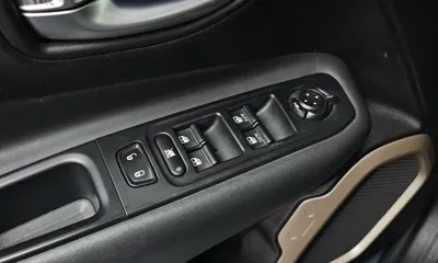 Jeep Renegade 2017, 97315 км, за 5281.6 USD - фото 28