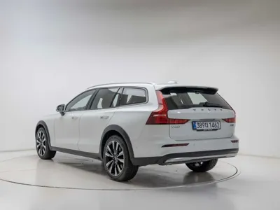 Volvo V60 2026, 22 км, за 34134.17 USD