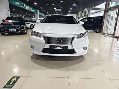 Lexus ES 2014, 50000 км, за 18781 USD