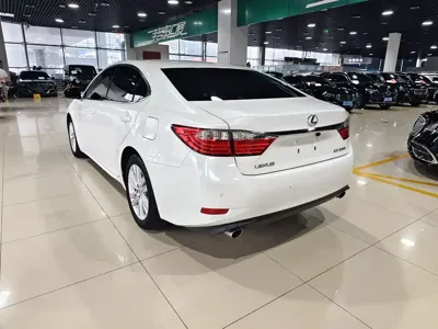 Lexus ES 2014, 50000 км, за 18781 USD