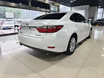 Lexus ES 2014, 50000 км, за 18781 USD