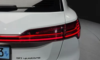 Audi e-tron 2022, 68149 км, за 29217.37 USD - фото 23