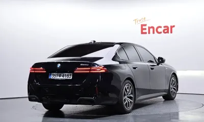 BMW 5-Series 2025, 12580 км, за 44268.25 USD