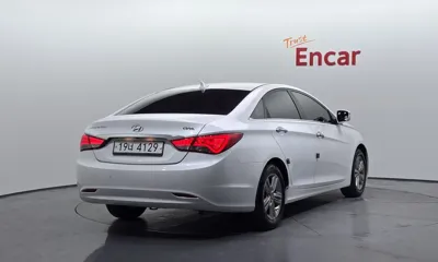 Hyundai Sonata 2013, 132802 км, за 3583.06 USD