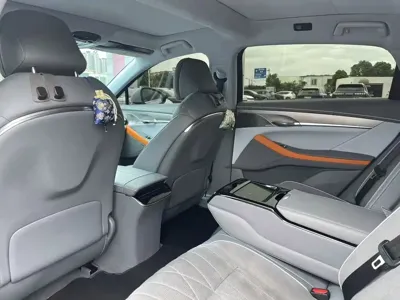 Voyah Zeekr 2023, 110000 км, за 14085.75 USD