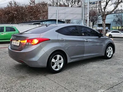 Hyundai Avante 2012, 123930 км, за 2461.42 USD