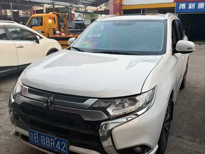 Mitsubishi Outlander · 2022 год