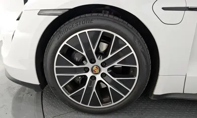 Porsche Taycan 2023, 57502 км, за 72018.49 USD