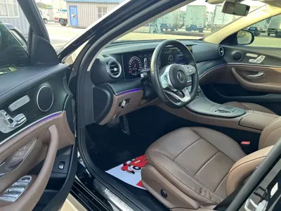 Mercedes-Benz E-Class 2019, 140000 км, за 26492.19 USD