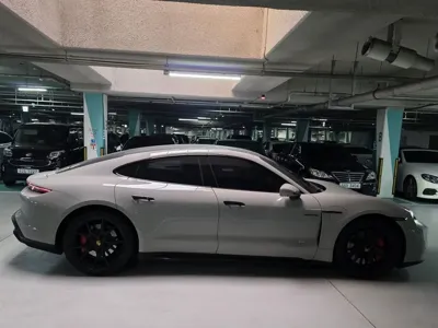 Porsche Taycan 2023, 23500 км, за 83911.45 USD