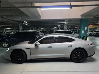 Porsche Taycan 2023, 23500 км, за 83911.45 USD
