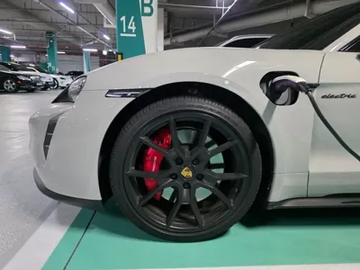 Porsche Taycan 2023, 23500 км, за 83911.45 USD