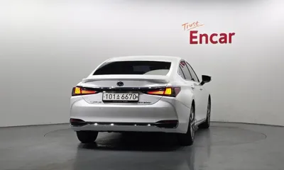 Lexus ES 2019, 61609 км, за 19500.28 USD