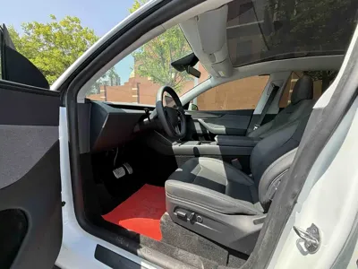 Tesla Model Y 2025, 37000 км, за 27965.61 USD