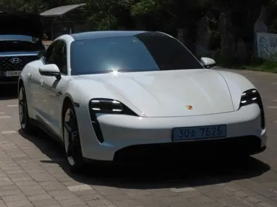 Porsche Taycan 2023, 33000 км, за 72712.9 USD