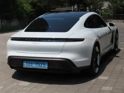 Porsche Taycan 2023, 33000 км, за 72712.9 USD