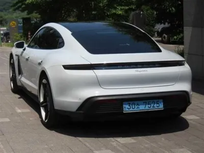 Porsche Taycan 2023, 33000 км, за 72712.9 USD