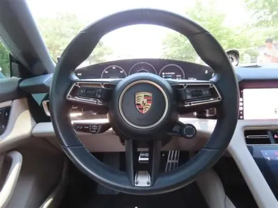 Porsche Taycan 2023, 33000 км, за 72712.9 USD