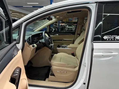 Buick GL8 Hybrid 2025, 18000 км, за 36860.27 USD