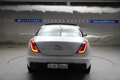 Jaguar XJ 2016, 106100 км, за 8527.24 USD