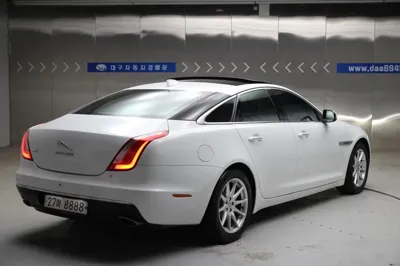 Jaguar XJ 2016, 106100 км, за 8527.24 USD