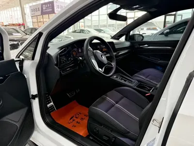 Volkswagen Golf 2023, 30000 км, за 20570.53 USD