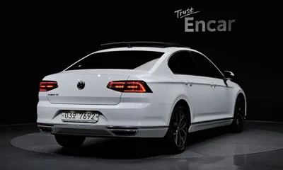 Volkswagen Passat 2018, 95623 км, за 11039.14 USD