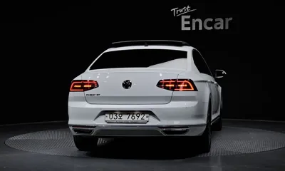 Volkswagen Passat 2018, 95623 км, за 11039.14 USD