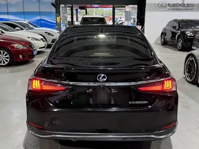 Lexus ES 2018, 60000 км, за 20363.16 USD
