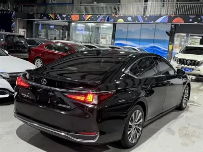 Lexus ES 2018, 60000 км, за 20363.16 USD