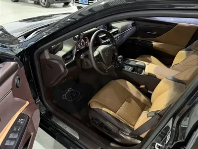 Lexus ES 2018, 60000 км, за 20363.16 USD