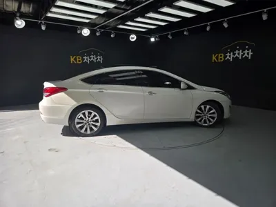 Hyundai i40 2012, 175970 км, за 3708.61 USD