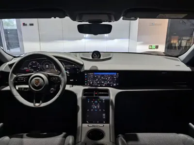 Porsche Taycan 2023, 44000 км, за 80567.29 USD