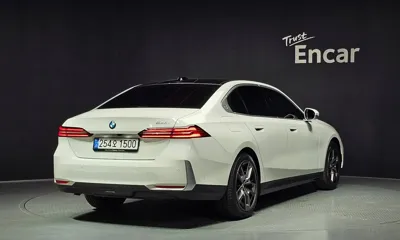 BMW 5-Series 2025, 4646 км, за 36728.84 USD