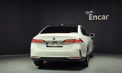 BMW 5-Series 2025, 4646 км, за 36728.84 USD