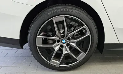 BMW 5-Series 2025, 4646 км, за 36728.84 USD