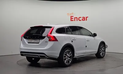 Volvo V60 2017, 93457 км, за 8602.64 USD