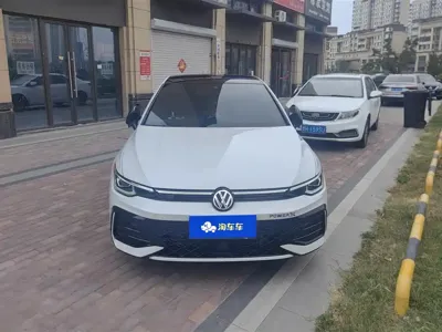 Volkswagen Golf 2024, 8000 км, за 16744.82 USD